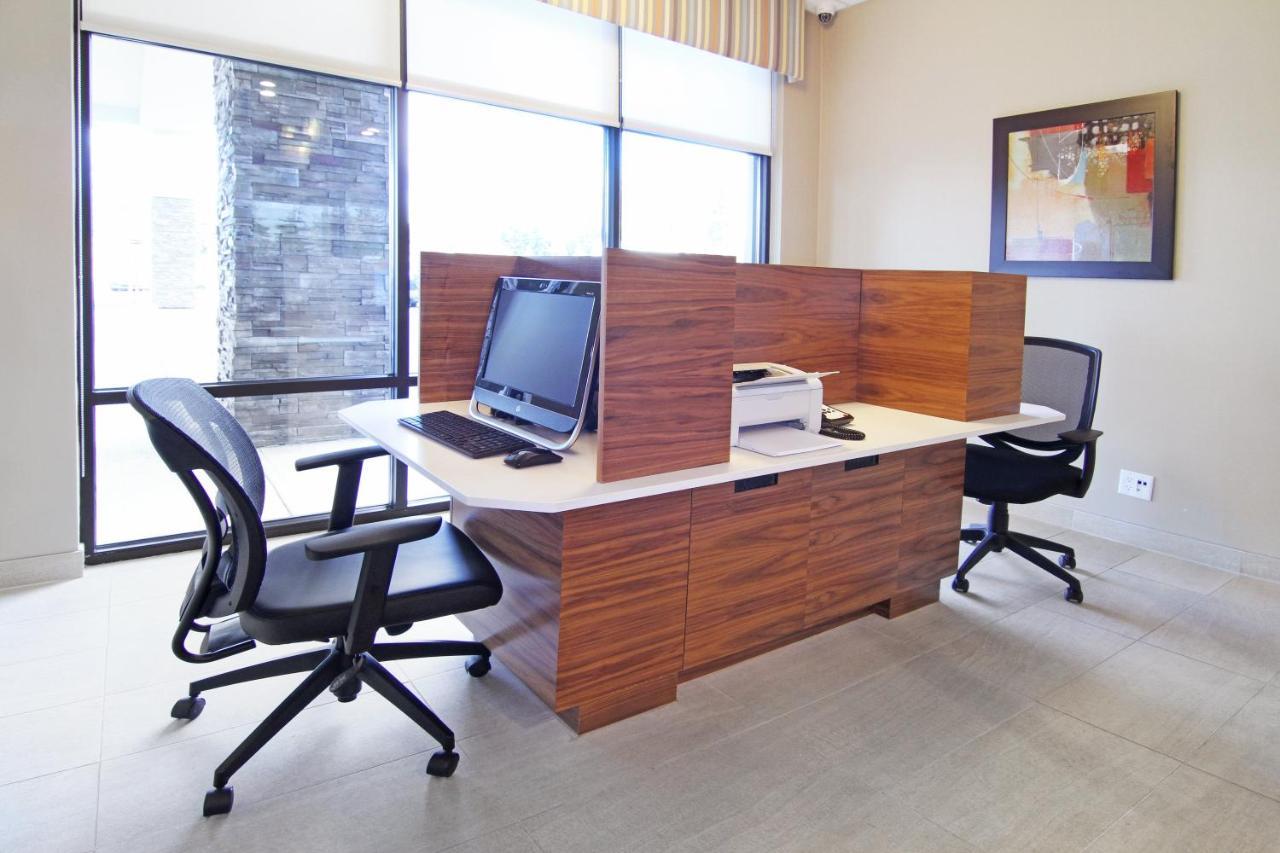 Holiday Inn Express And Suites Calgary University By Ihg Exterior photo