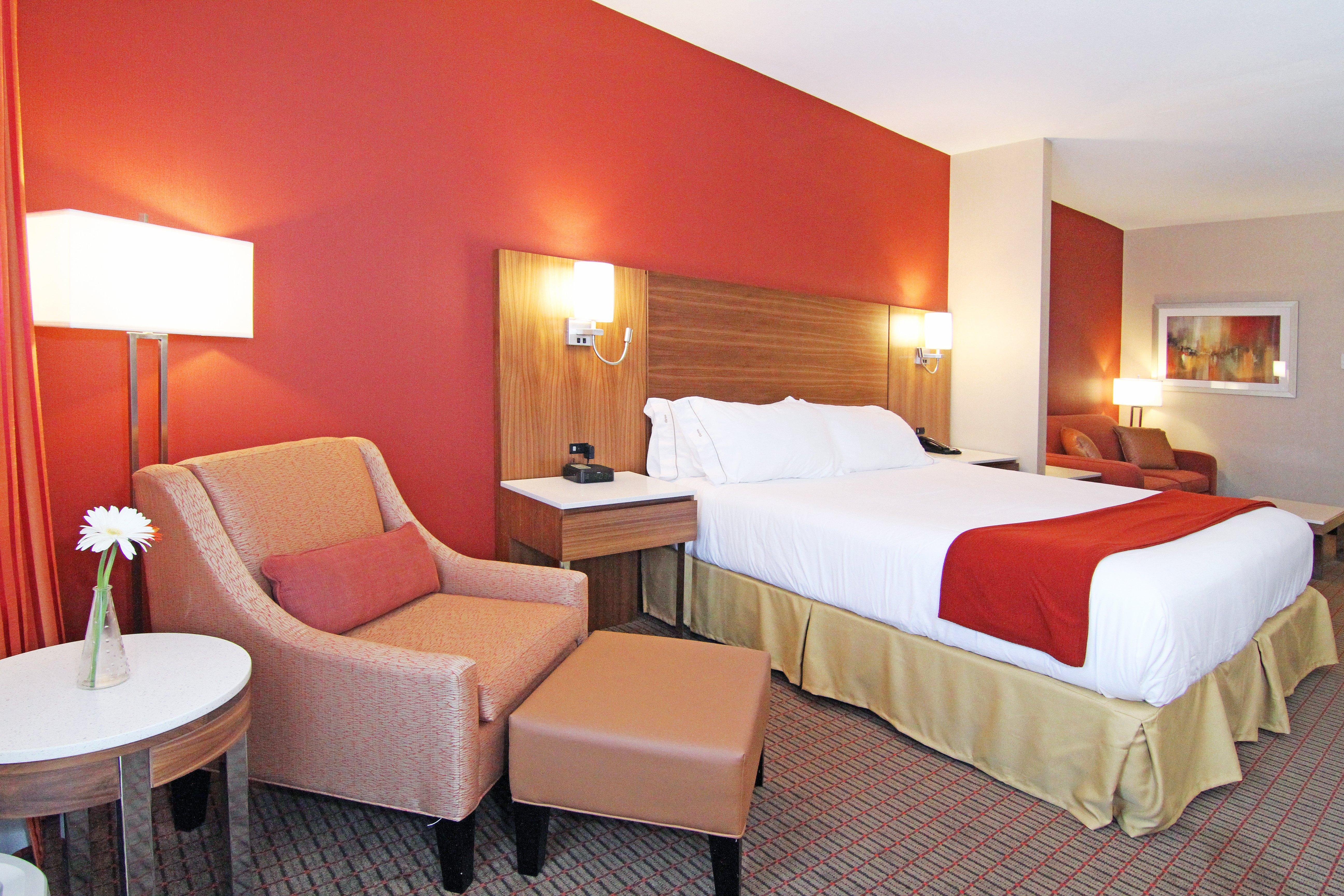 Holiday Inn Express And Suites Calgary University By Ihg Exterior photo