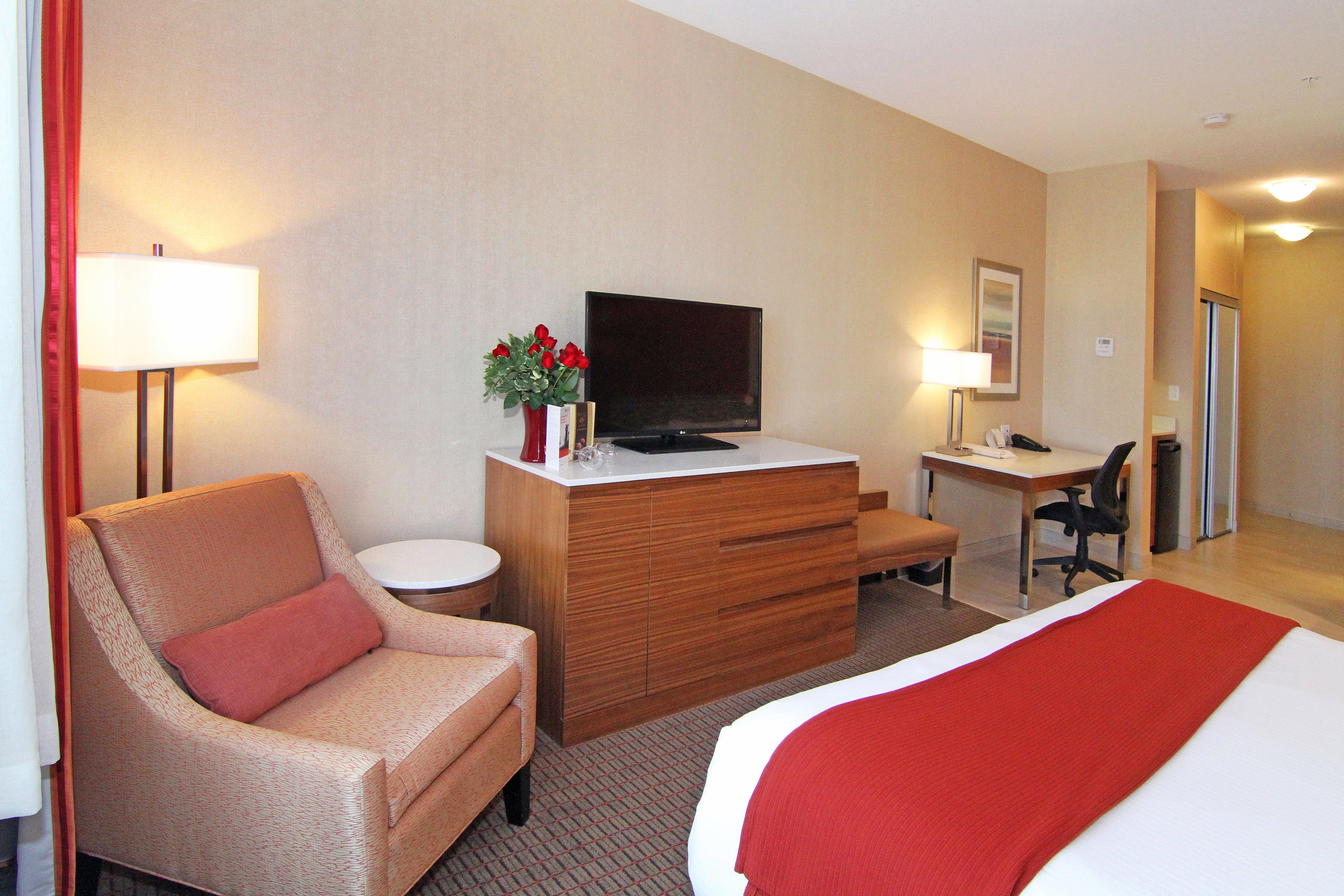 Holiday Inn Express And Suites Calgary University By Ihg Exterior photo